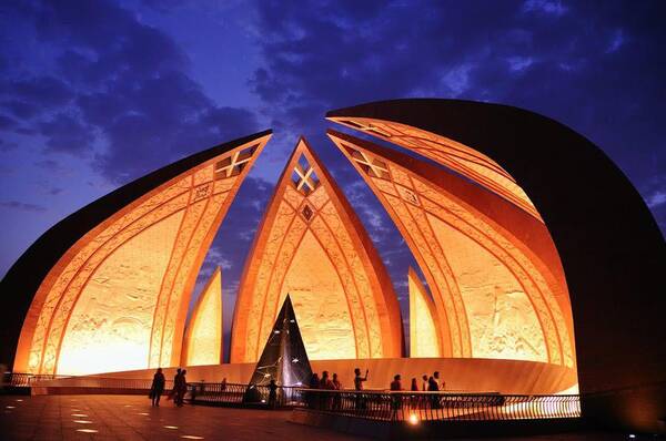 中国小伙到巴基斯坦旅游,玩了2天却犯愁了,原