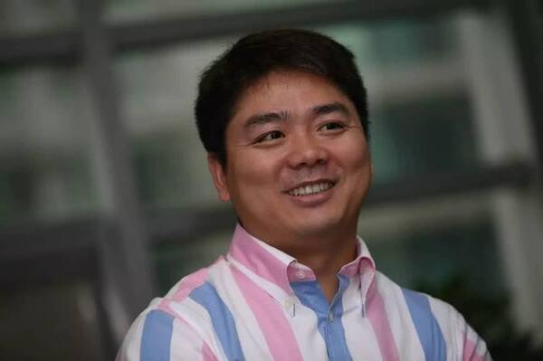 刘强东案最新进展,女当事人被灌红酒,10人喝3