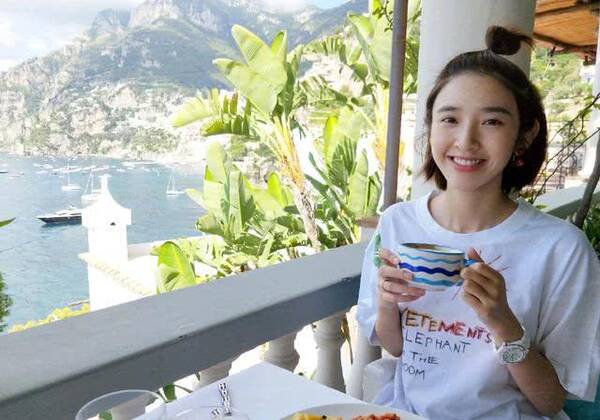 唐艺昕张若昀出国度假,微博晒照片不小心暴露