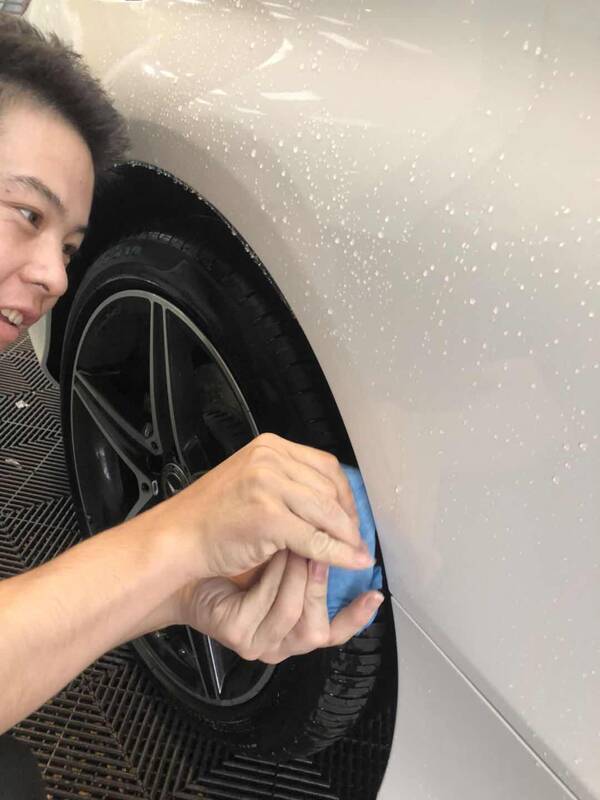 今天为大家介绍一下隐形车衣的施工步骤