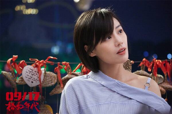 周冬雨陪马思纯同看新剧《橙红年代》,这个坐