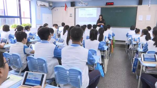 谁说平板只能玩游戏?这所学校的智慧课堂真心