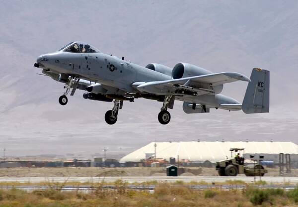 同时代出生,为何美军让F14提前退役却让A10不