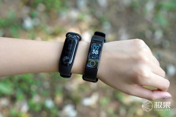 荣耀手环4对比小米手环3:专业选手和业余玩家