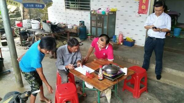 甲子镇龙井村共同推进脱贫攻坚督促危房改造户