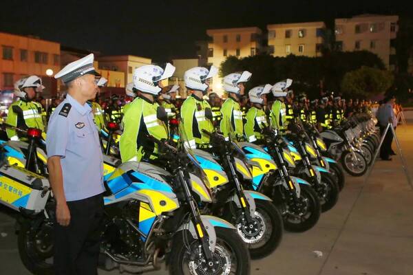 大场面!陆丰公安扫黑除恶统一行动.