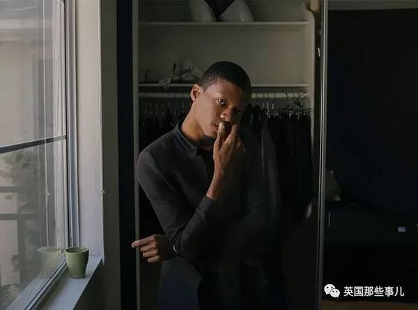 摄影师自己脱了个精光,为人们拍摄了一组特别