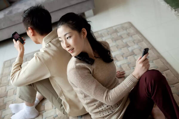 丈夫因痴迷玩手机,妻子坚决要离婚:不要让手机