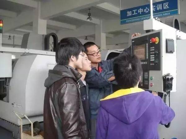 八千元月薪竟难觅成熟模具工人