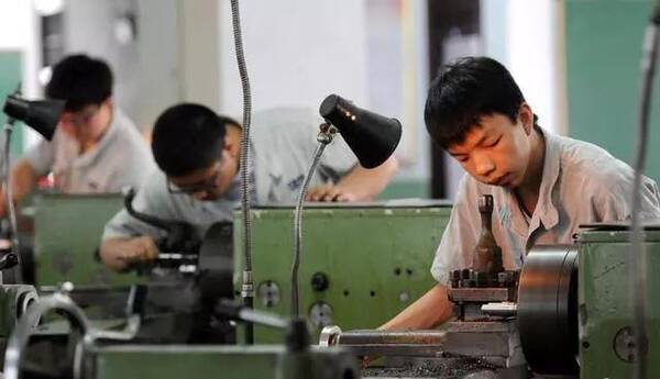 八千元月薪竟难觅成熟模具工人