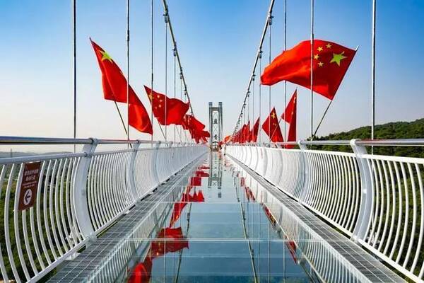 广东佛山最强玻璃桥来袭!5D特效,高空飞索让人