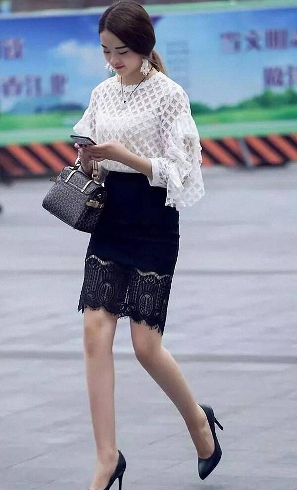 街拍:美女穿低胸V领吊带衣逛街 遇见大胆女生,连大叔都忍不住回头