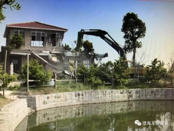 坝头南港姚为波违规建设别墅和板房今天拆除了