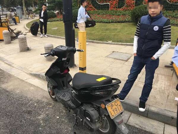 【青椒动态】二轮摩托车骑手使用假牌假证!
