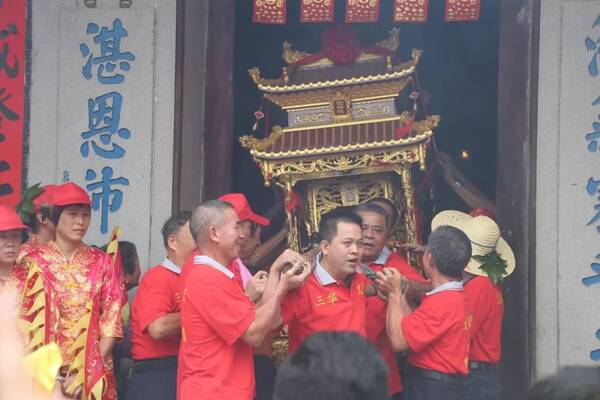 比过年还热闹!均安村居鞭炮齐鸣,百年民俗关帝侯王出游闹全城