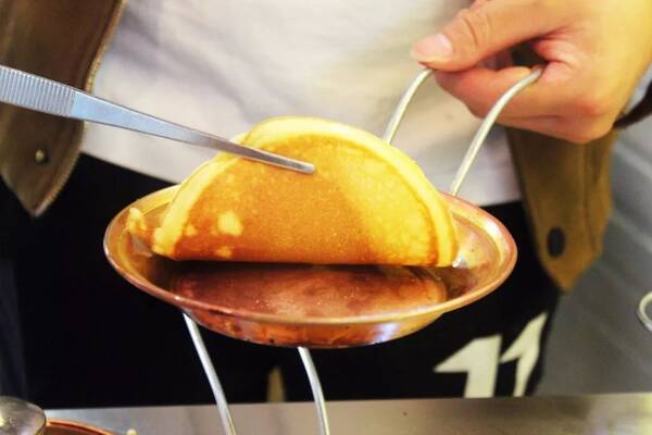 在牛华火爆了30年的蛋烘糕终于刹进乐山!排队2小时也要吃到