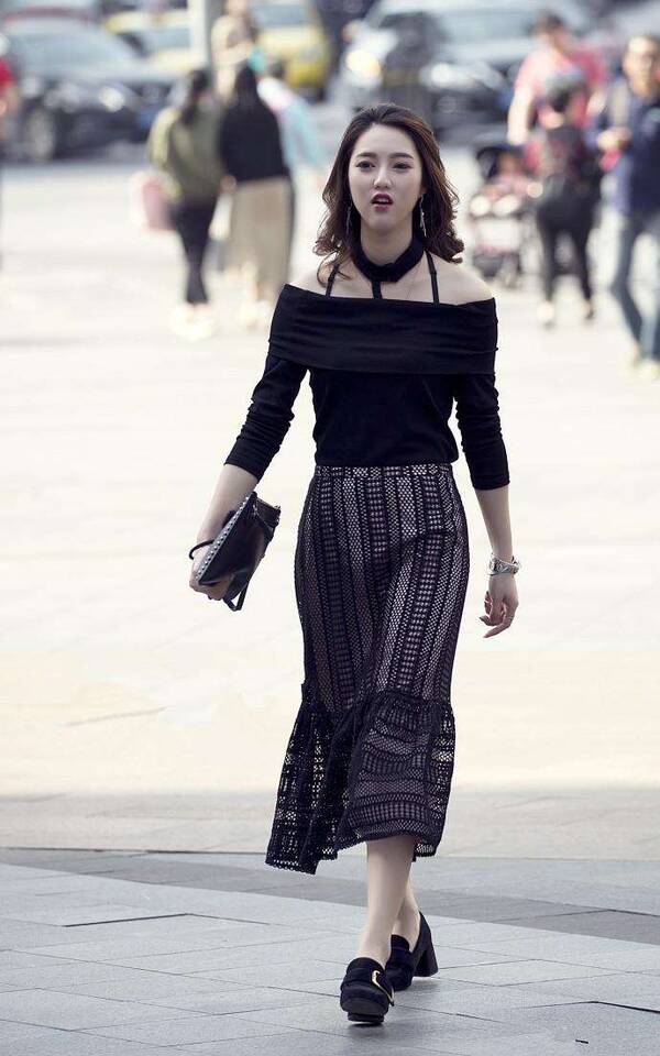 街拍:穿着红色露肩连衣裙的小姐姐侧身回眸,有