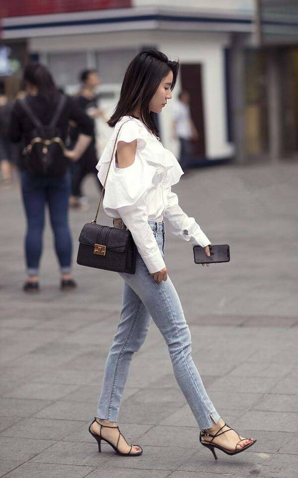 街拍:穿着红色露肩连衣裙的小姐姐侧身回眸,有