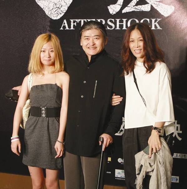 刘欢病情恶化致满头白发,孤单的拄着拐杖似年