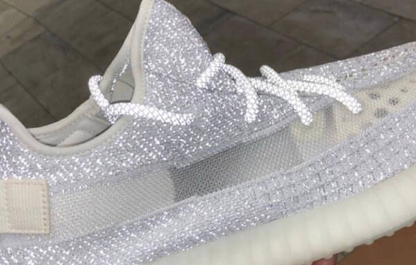 这款YEEZY BOOST 350 V2Satic的反光效果