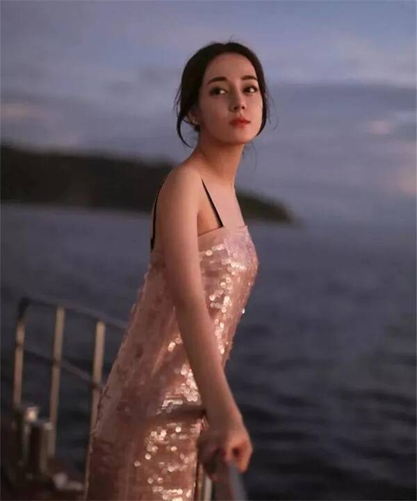 迪丽热巴与男友现身北京王府井