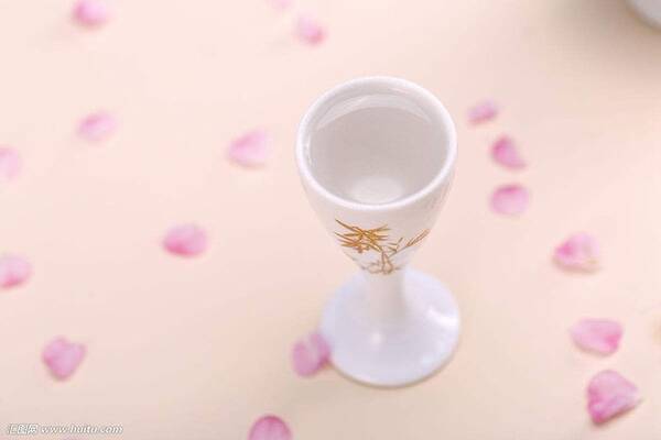 酒代理一年挣多少?做县级的白酒代理赚钱吗?