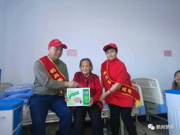 九九重阳节,浓浓敬老情-鹤岗市禁毒志愿者走进