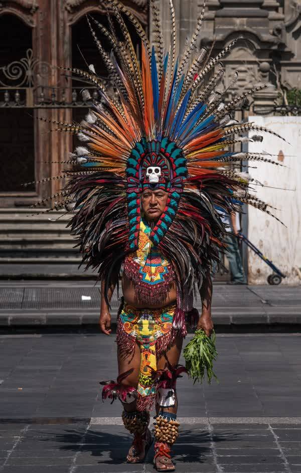 虽然阿兹特克人口众多且战斗力优越,但在果断的 西班牙 征服者科提兹