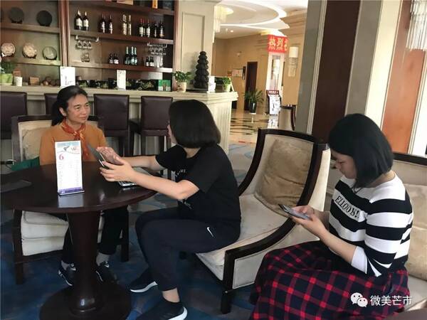 头条|央视《乡约》编导来芒市啦!节目前期工作