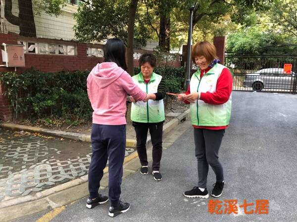 【进博我在岗】宝山区社区平安志愿者为进博消