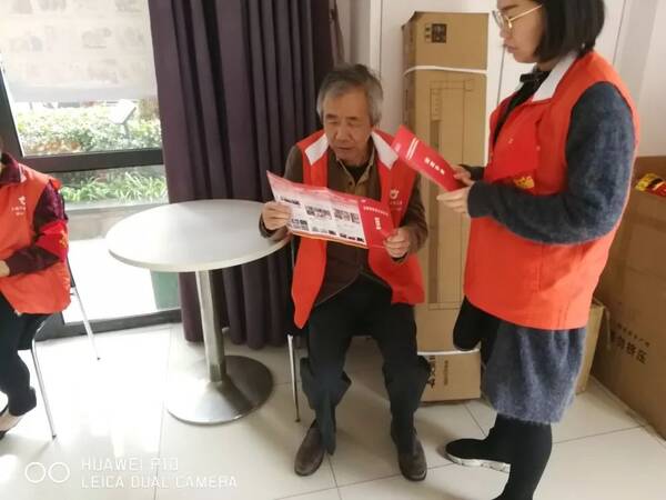 【进博我在岗】宝山区社区平安志愿者为进博消
