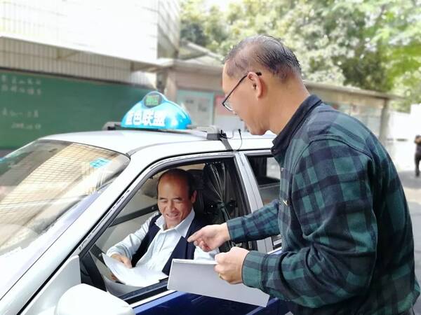 【进博我在岗】宝山区社区平安志愿者为进博消