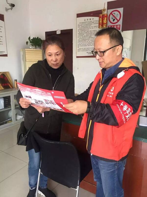 【进博我在岗】宝山区社区平安志愿者为进博消