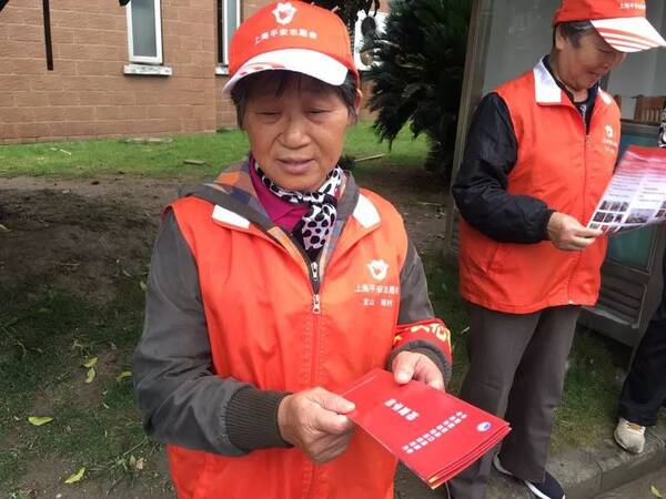【进博我在岗】宝山区社区平安志愿者为进博消