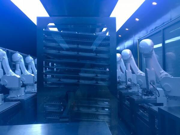 海底捞全球首家智慧餐厅北京开业 机器人帮您