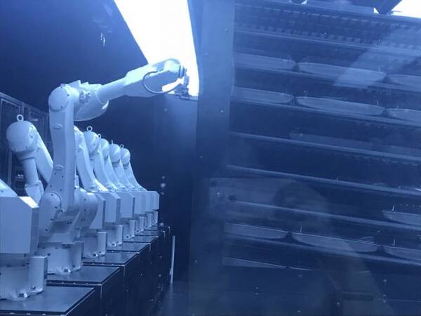 海底捞全球首家智慧餐厅北京开业 机器人帮您