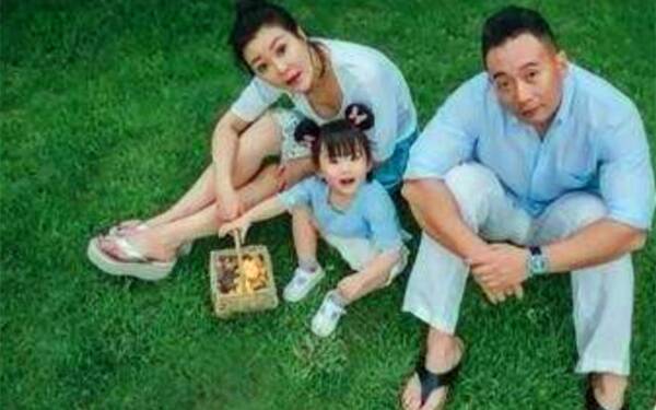 央视主持人45岁王小骞全家福曝光,4岁女儿可爱
