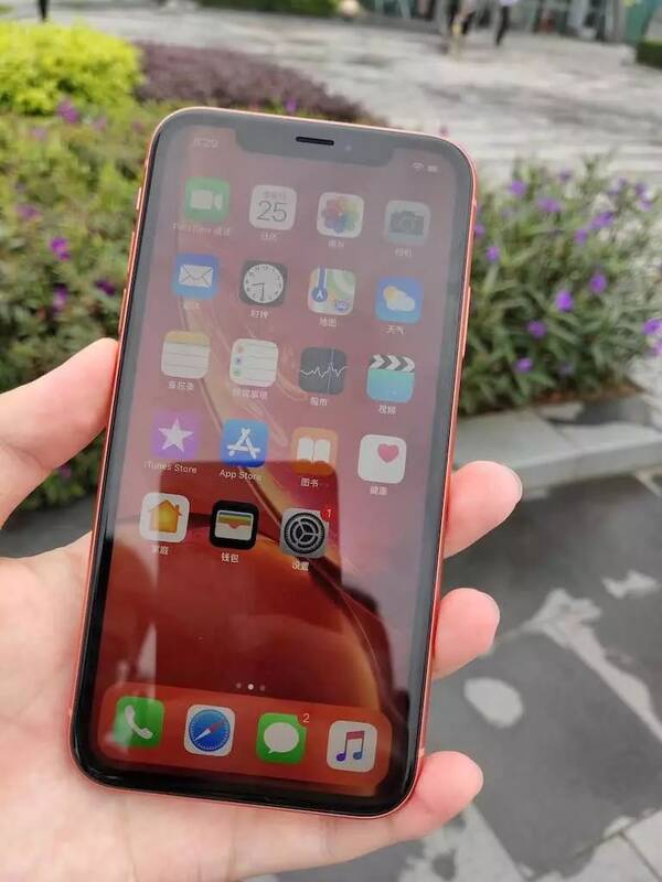 直击iPhone XR发售现场:门店冷清,珊瑚红配色