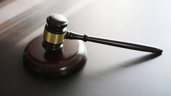 一个被判了无期徒刑的犯人,每天在监狱能干些