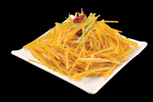 材料: 南瓜400g、小葱50g、年代醋、盐、植物油适量 做法: 1、香葱洗净,切寸段;南瓜去皮去瓤,洗净切成丝; 2、切好的南瓜丝放清水中浸泡一下,去除部分南瓜淀粉,使其口感更清脆; 3、锅中放入适量的油,凉油将葱段放进去煸炒,慢慢煸炒出葱香味,煸炒出葱香味后,南瓜片倒入锅内; 4、倒入适量年代醋,既可以防止南瓜粘锅,又能使南瓜丝口感更加清脆;用急火快炒制1分钟,放入适量盐进行调味,翻炒几下,即可出锅。 3、南瓜香肠焖饭