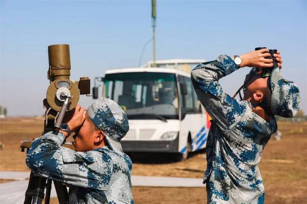 这个空降兵部队厉害了!将军竟然第一个跳伞!