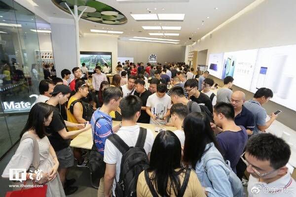 消费者排队买华为Mate 20系列