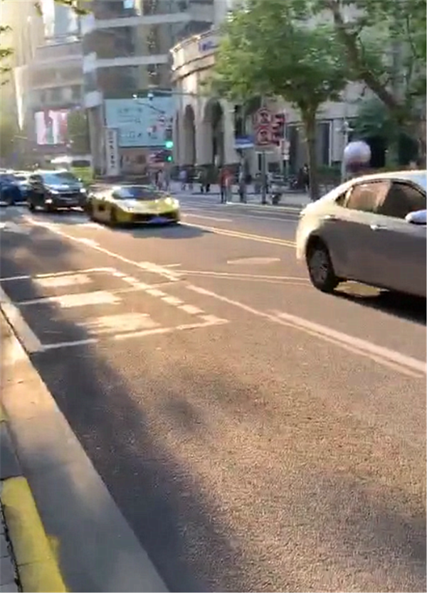 上海偶遇2250万黄色法拉利拉法,车主是富二代