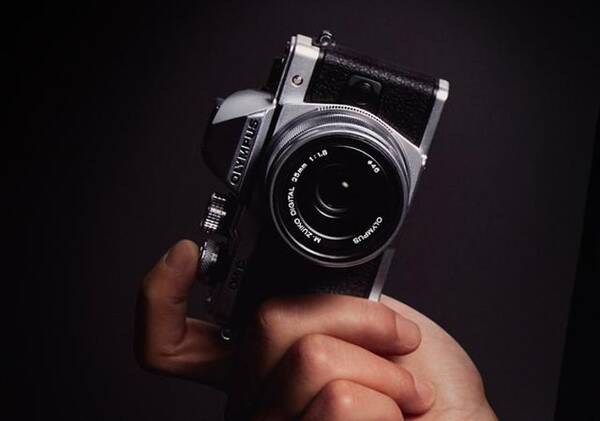 相机买新不买旧?强悍的奥林巴斯E-M10 II更具