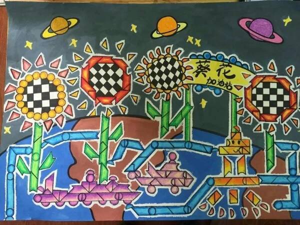 sdfd 蛟川中心幼儿园孩子们的作品,是不是很惊艳? 植物大战雾霾、外太空家园、中国梦幼儿园走廊、教室里的这些天马行空、色彩绚烂的七巧画,让人不得不感叹孩子们丰富的想象力和细致的观察力。 寓教于玩,寓教于乐 好奇好动是每个孩子的天性,蛟川街道中心幼儿园根据不同年龄孩子的特点,设计了系统的教学内容。