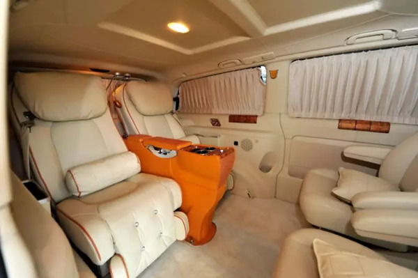 探秘明星保姆车,保姆车都是什么样