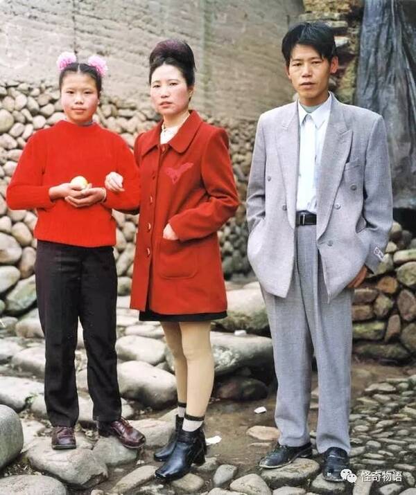 老照片:90年代中国农村,当年的时尚不愿回首