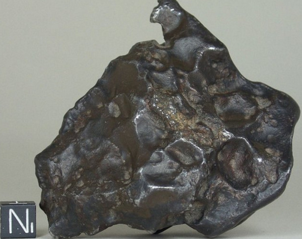 从表面上看就可断定,这不是陨石,而是地球产物,赤铁矿