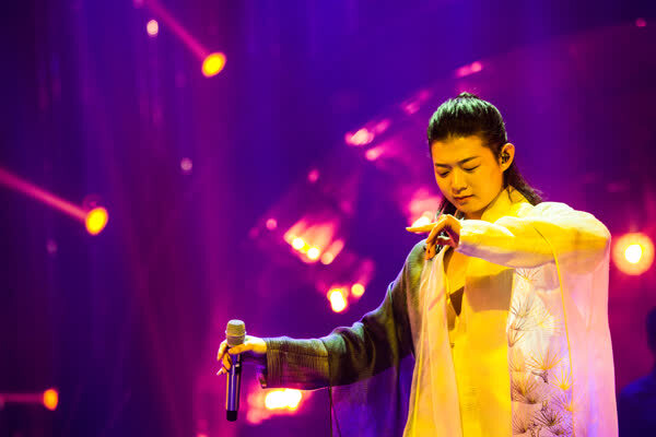 《歌手》2018霍尊踢馆秀戏腔 汪峰解锁说唱技