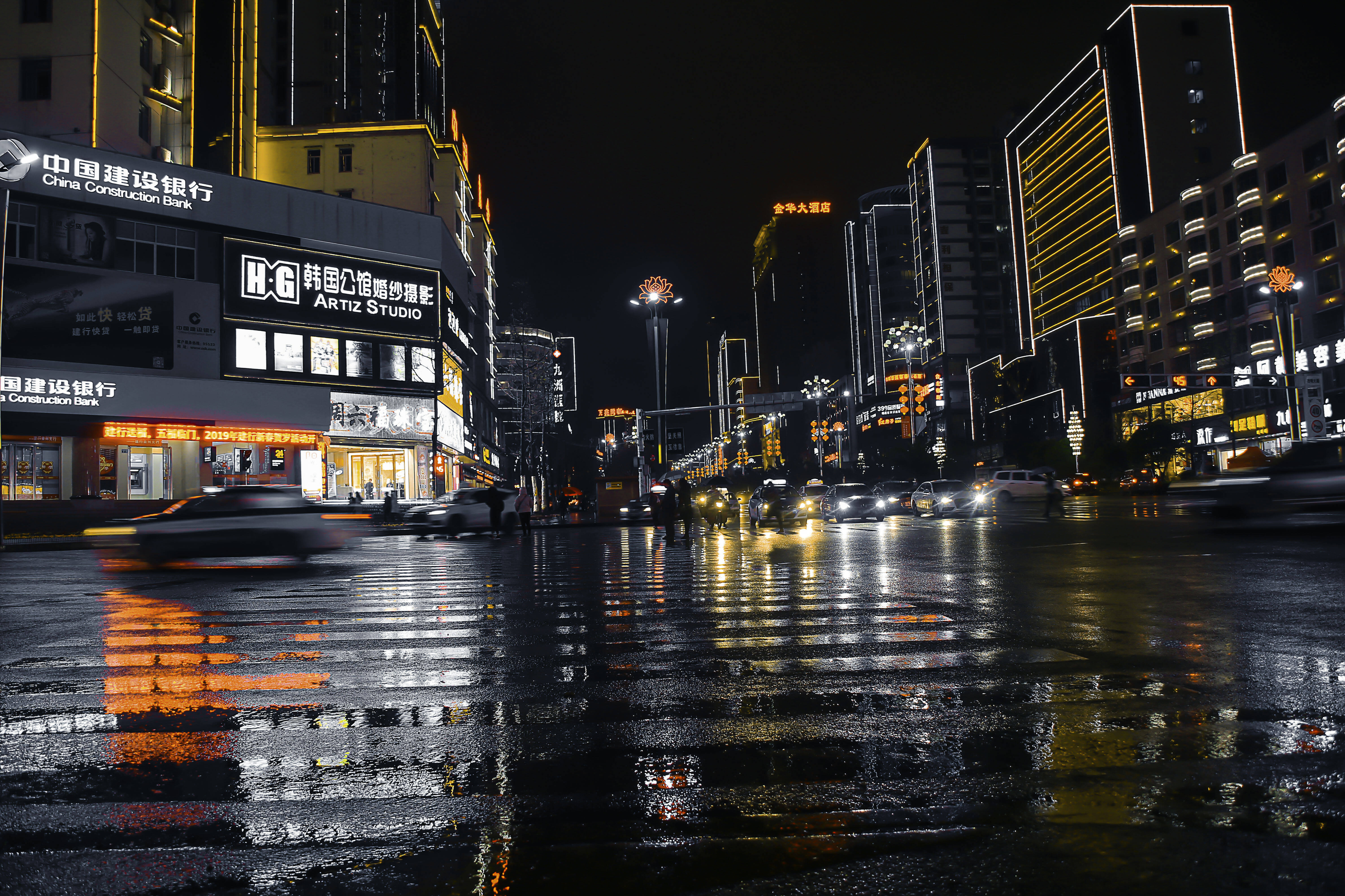 雨夜清冷的街